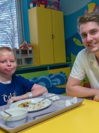 Chlapec měl popálenou přes polovinu těla, lékařům se záchrana přesto povedla
