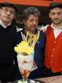Giuseppe Perdichizzi a jeho kolegové z cukrárny se zmrzlinovým koktejlem  Coppa Trump.