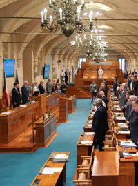 Na začátku schůze Senátu se držela minuta ticha za Milana Kunderu