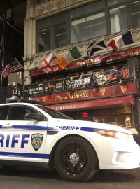 Policie v New Yorku zasahovala v baru, kde bylo i přes zákaz téměř 400 lidí