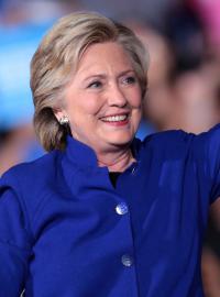 Hillary Clintonová během předvolební kampaně a obálka její nové knihy.