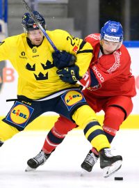 Švéd Oscar Lindberg v souboji s českým útočníkem Radanem Lencem během utkání Karlaja Cupu