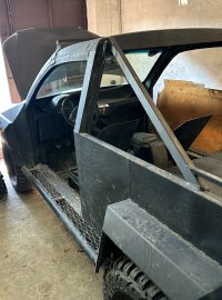 Jedná se off-road nebo jiné auto s pohonem na všechna čtyři kola, vyndají se veškeré zbytečnosti, jako jsou dveře nebo čalounění a předělají se sedadla