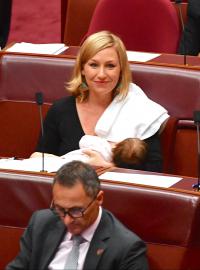 Australská senátorka Larissa Watersová kojí přímo během jednání.