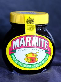 Marmite je lepkavá, tmavě hnědá pasta se silnou slanou chutí a opojnou vůni