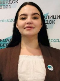 Darja Artamonovová je nejmladší z pěti opozičních kandidátů, kterým úřady povolily v Berdsku kandidovat. Kirill Levčenko nesmí kandidovat do zastupitelstva ve městě Berdsk kvůli vazbám na organizaci Alexeje Navalného