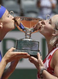 Lucie Šafářová (vlevo) a její deblová partnerka Bethanie Matteková-Sandsová s trofejí pro vítěze French Open.