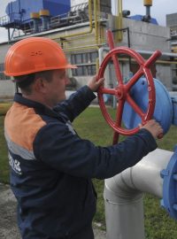 Ukrajinský pracovník na stanici plynovodu Volovec na Ukrajině