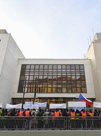 Lidé se sešli před budovou ministerstva vnitra na pražské Letné, aby protestovali proti povinnému očkování proti nemoci covid-19. Na protestu vystoupili i někteří příslušníci Integrovaného záchranného systému