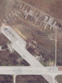 Satelitní snímky ukazují rozsáhlé škody a několik zničených ruských bojových letounů na letecké základně na Moskvou anektovaném poloostrově Krym, kterým začátkem týdne otřásly exploze