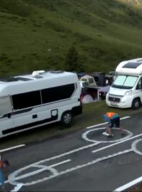 Penisy na silnici během Tour de France přemalovávají.