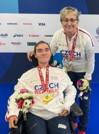 Paralympijský vítěz boccista Adam Peška se svou maminkou Ivanou, která je zároveň jeho spoluhráčkou