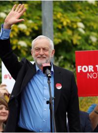 Vyhrají konzervativci premiérky Theresy Mayové nebo labouristé Jeremyho Corbyna?