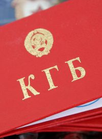 Průkaz KGB - Výboru státní bezpečnosti, hlavní sovětské tajné služby