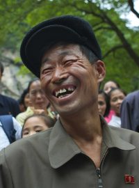 &quot;Není všechno zmar a bída. není všechno zmar a bída. I Severokorejci vtipkují.&quot; (Ilustrační snímek z fotografické série  &quot;Viděl jsem Severokorejce usmívat se!&quot;, autor Eric Lafforgue.)