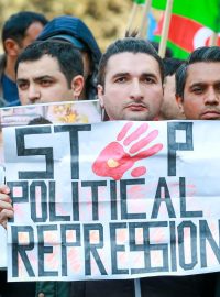 &quot;Zastavte politické represe&quot; - dubnový protest proti autoritářskému vládnímu režimu v Baku.