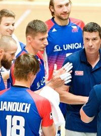 Čeští volejbalisté okolo trenéra Nekoly