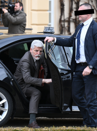 Prezident Petr Pavel vystupuje z limuzíny