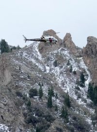 Záchranáři po přeletu vrtulníků odpoledne konstatovali, že dva muži ve věku 32 a 23 let zahynuli