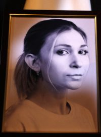 Kolega ukrajinské novinářky Victorie Roshchyny drží její fotografii během akce k uctění Victoriiny památky v Kyjevě 11. října 2024