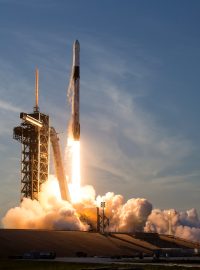 Raketa Falcon 9 společnosti SpaceX, která v rámci mise Crew Dragon míří k Mezinárodní vesmírné stanici