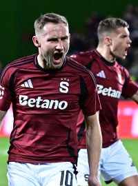 Jan Kuchta se raduje z branky, v pozadí sparťanští spoluhráči Martin Suchomel a Qazim Laci