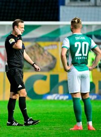 Rozhodčí Jan Všetečka (druhý zprava) čeká na posouzení videorozhočího po vstřelené brance Bohemians