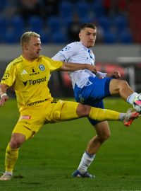 Olomoucký Filip Zorvan v souboji o míč s ostravským Tomášem Rigem