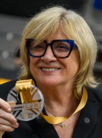 Končící trenérka ZVVZ USK Praha Natália Hejková s medalí pro vítěze ŽBL 2025