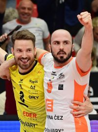 Kapitán volejbalového Karlovarska Daniel Pfeffer (vlevo) se raduje z vítězství v druhém zápase finále extraligy nad Lvy Praha s Maximilianem Chirivinem z Argentiny