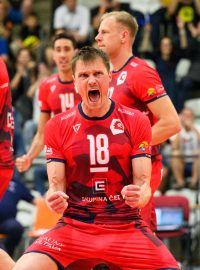 Jakub Janouch, nahrávač volejbalových Lvů Praha, slaví bod ve třetím zápase finálového sérei play-off extraligy proti Karlovarsku