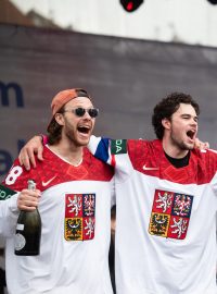 Čeští hokejisté David Pastrňák, David Špaček a Jáchym Kondelík při oslavě na Staroměstském náměstí