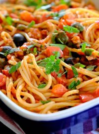 Spaghetti Puttanesca. Mafianské spaghetti pro celou rodinu