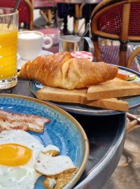 V pařížských kavárnách si můžete objednat třeba snídani jménem Jules Verne a croissant nesmí chybět