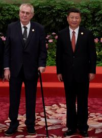 Prezident Miloš Zeman při setkání s čínským protějškem Si Ťin-pchingem. Společnost prezidentům dělají jejich manželky: vlevo Ivana Zemanová, vpravo Pcheng Li-jüan.