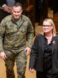 Náčelník generálního štábu Karel Řehka a ministryně obrany Jana Černochová (ODS) na mimořádné schůzi Poslanecké sněmovny ke koncepci armády do roku 2035