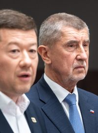 Předseda SPD Tomio Okamura (vlevo) a předseda hnutí ANO Andrej Babiš na tiskové konferenci opozičních stran ANO a SPD po opuštění jednacího sálu na mimořádné schůzi Sněmovny