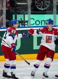 Čeští hokejisté se radují po gólu do sítě Velké Británie