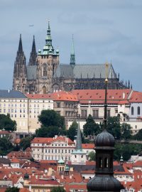 Z vyhlídky v posledním devátém patře je třeba takovýto výhled na Pražský hrad. Podle zástupců obchodního domů půjde o nejvyšší vyhlídku v okolí