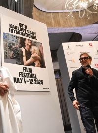 Odhalení letošního vizuálu karlovarského filmového festivalu, který má letos jednu dominantu, a to jednoduché lidské gesto – objímání