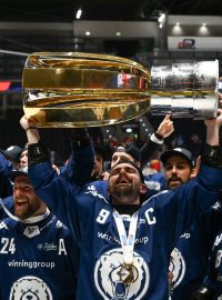 Hokejisté brněnské Komety z Masarykovým pohárem pro vítěze extraligy
